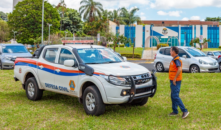 Veículo da defesa civil e agentes em ação em um município